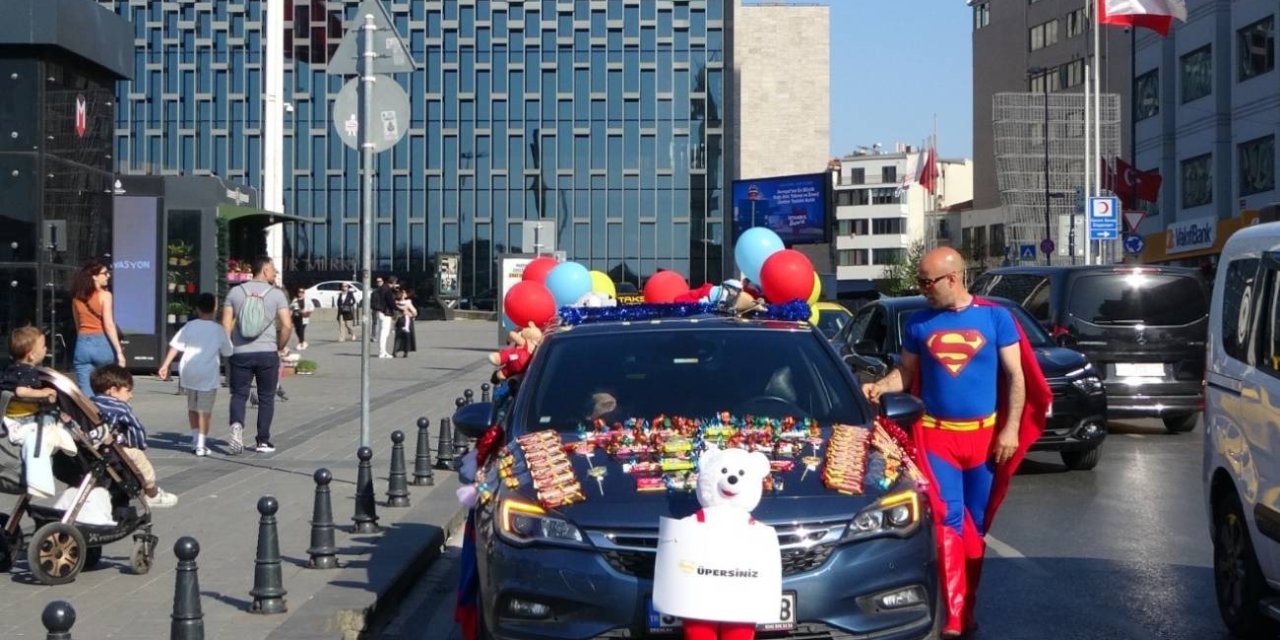 Süpermen Kostümü Giydi Arabasını Şekerlerle Donatıp Çocukların Yüzünü Güldürdü